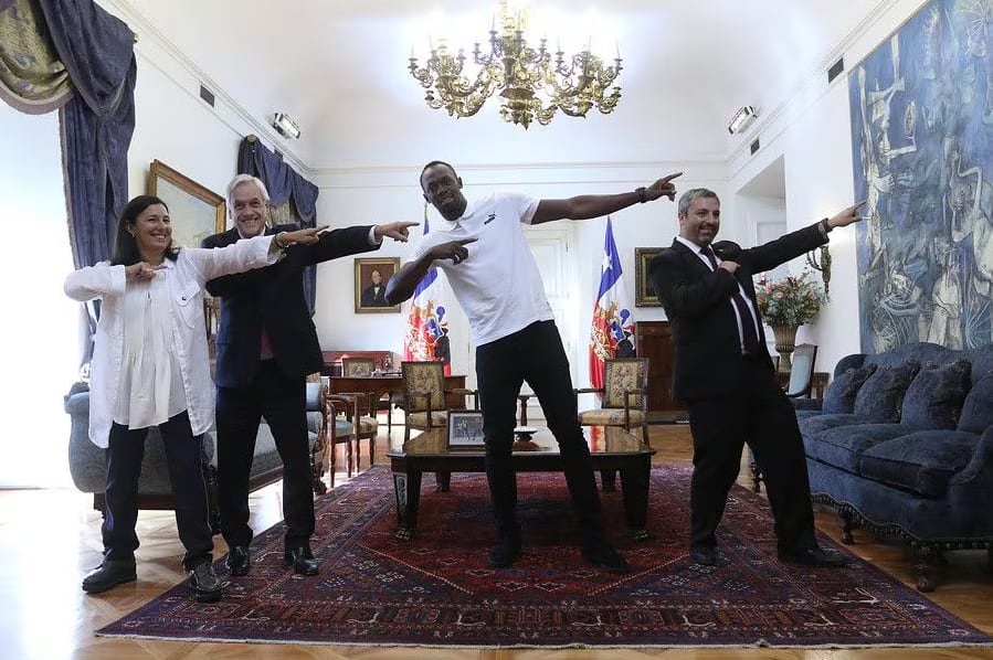Pauline Kantor, Sebastián Piñera, Usain Bolt y Andrés Otero haciendo "el rayo", clásica celebración del atleta jamaiquino.