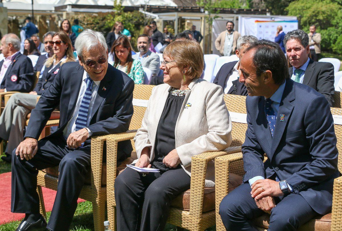 El ex Presidente Sebastián Piñera junto a la ex Presidenta Michelle Bachelet y el ministro del Deporte Jaime Pizarro. Foto: Santiago 2023.