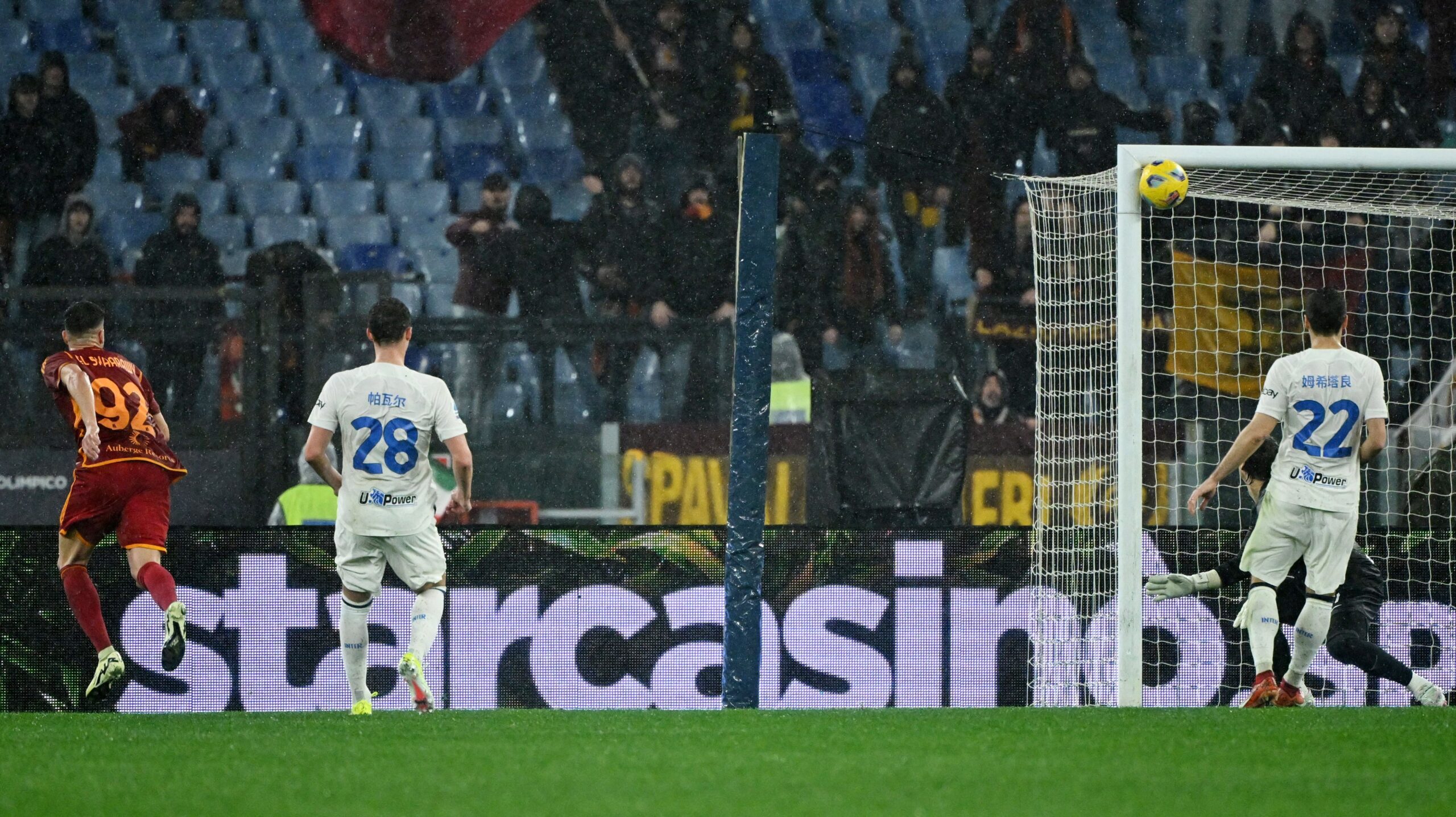 Stephan El Shaarawy anota un golazo ante el Inter de Milán. Foto: REUTERS/Alberto Lingria.