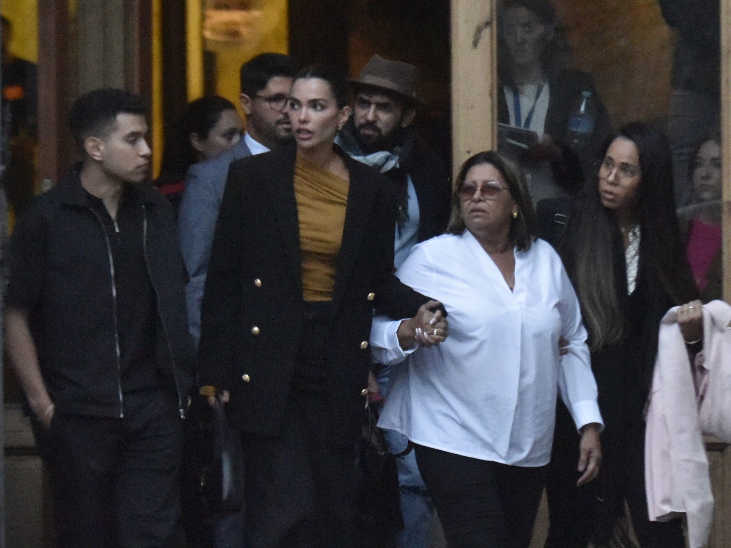 Joana Sanz (izquierda) y la madre de Dani Alves, Lucía Alves (derecha) a la salida de la Audiencia de Barcelona. (Foto: EUROPA PRESS REPORTAJES)