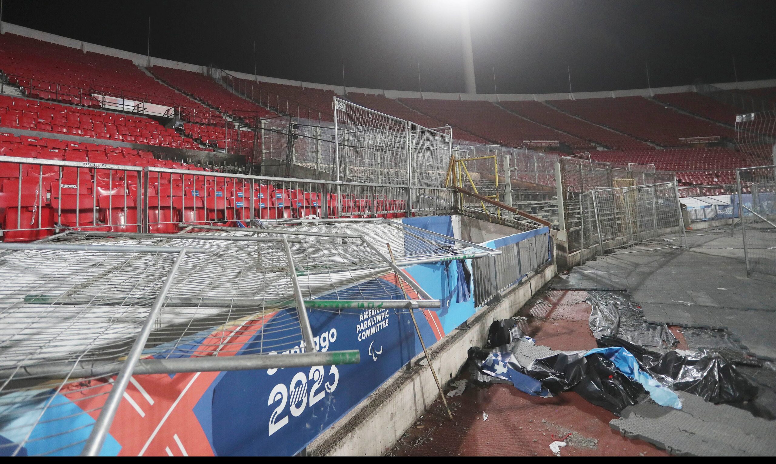 Un sector de la Galería Norte del Estadio Nacional, que incluye el Memorial, sufrió serios destrozos. Foto: Agencia Uno.